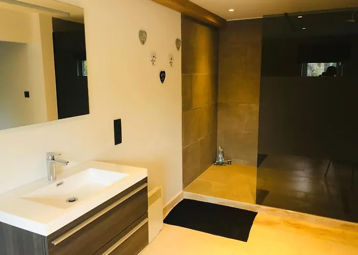 Juste à Côté, Maison De Caractère Avec Piscine