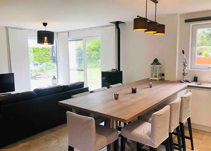 Casa vacanze Juste à Côté, Maison De Caractère Avec Piscine Wanze